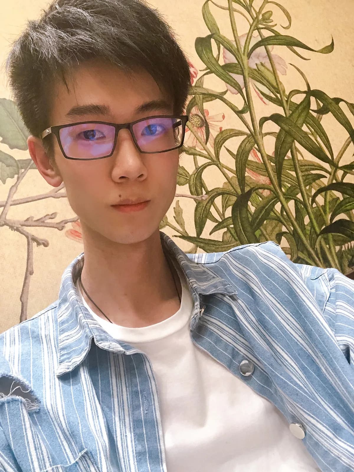 植物墙前自拍